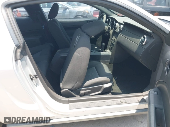 2007 Ford Mustang Deluxe z VIN 1ZVFT80N775248994, wystawiony jako IAAI lot #42503507 z przebiegiem 81 703 mil mil oraz . Historia ofert i sprzedaży dostępna na DreamBid. Obrazek 5.
