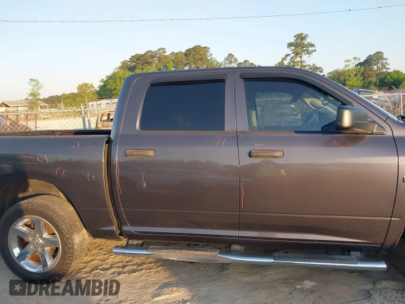 2015 Ram 1500 Express z VIN 1C6RR6KT8FS542426, wystawiony jako IAAI lot #42023923 z przebiegiem 135 580 mil mil oraz . Historia ofert i sprzedaży dostępna na DreamBid. Obrazek 13.