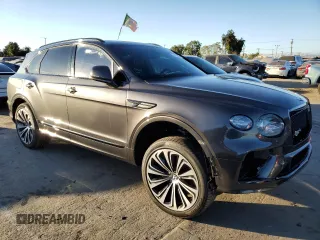 2021 Bentley Bentayga V8 z VIN SJAAM2ZV9MC032759, wystawiony jako Copart lot #81136944 z przebiegiem 49 426 mil mil oraz Czysty tytuł • Clean title. Historia ofert i sprzedaży dostępna na DreamBid. Obrazek 4.