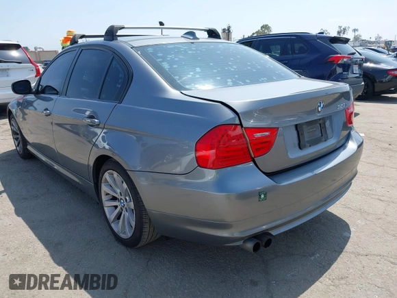 2011 BMW 3 Series 328i z VIN WBAPH5G58BNM81012, wystawiony jako IAAI lot #42429979 z przebiegiem 107 779 mil mil oraz . Historia ofert i sprzedaży dostępna na DreamBid. Obrazek 3.