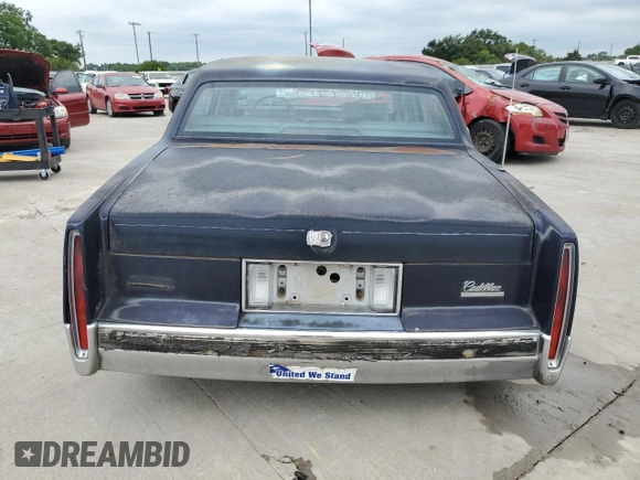 1990 Cadillac DeVille z VIN 1G6CD5337L4238206, wystawiony jako Copart lot #58214584 z przebiegiem Nie podano mil oraz Szkoda całkowita • Salvage title. Historia ofert i sprzedaży dostępna na DreamBid. Obrazek 6.