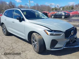 2024 Volvo XC60 Core Dark Theme z VIN YV4L12RK5R1720778, wystawiony jako IAAI lot #41855460 z przebiegiem 21 201 mil mil oraz . Historia ofert i sprzedaży dostępna na DreamBid. Obrazek 1.