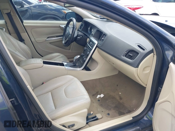 2013 Volvo S60 T5 Premier z VIN YV1612FS3D2190263, wystawiony jako IAAI lot #42227011 z przebiegiem 158 369 mil mil oraz . Historia ofert i sprzedaży dostępna na DreamBid. Obrazek 5.