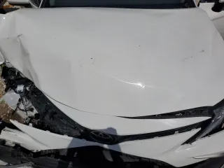 2023 Toyota Camry LE z VIN 4T1C11AK1PU770237, wystawiony jako Copart lot #55590655 z przebiegiem 50 980 mil mil oraz Szkoda całkowita • Salvage title. Historia ofert i sprzedaży dostępna na DreamBid. Obrazek 11.