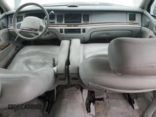 1996 Lincoln Town Car Signature z VIN 1LNLM82W7TY700245, wystawiony jako Copart lot #68186004 z przebiegiem 134 509 mil mil oraz Czysty tytuł • Clean title. Historia ofert i sprzedaży dostępna na DreamBid. Obrazek 8.
