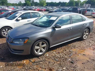 2013 Volkswagen Passat SE z VIN 1VWBP7A31DC136760, wystawiony jako IAAI lot #42214465 z przebiegiem 242 027 mil mil oraz . Historia ofert i sprzedaży dostępna na DreamBid. Obrazek 2.
