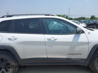 2015 Jeep Cherokee Trailhawk z VIN 1C4PJMBS5FW574102, wystawiony jako IAAI lot #42278805 z przebiegiem 164 250 mil mil oraz . Historia ofert i sprzedaży dostępna na DreamBid. Obrazek 14.