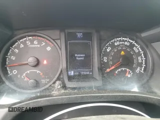2018 Toyota Tacoma SR z VIN 5TFRX5GN4JX109409, wystawiony jako Copart lot #56705025 z przebiegiem 155 096 mil mil oraz Czysty tytuł • Clean title. Historia ofert i sprzedaży dostępna na DreamBid. Obrazek 9.