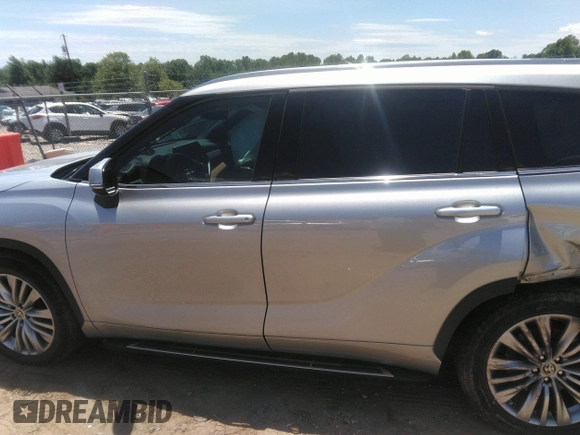 2023 Toyota Highlander L z VIN 5TDKDRAH7PS047667, wystawiony jako IAAI lot #42346321 z przebiegiem 24 917 mil mil oraz . Historia ofert i sprzedaży dostępna na DreamBid. Obrazek 14.