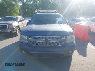 2008 Chevrolet Suburban LTZ z VIN 1GNFK163X8R176340, wystawiony jako IAAI lot #42236061 z przebiegiem 222 294 mil mil oraz . Historia ofert i sprzedaży dostępna na DreamBid. Obrazek 5.