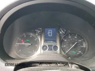 2014 Lexus GX 460 z VIN JTJBM7FX3E5071792, wystawiony jako Copart lot #51804295 z przebiegiem 137 482 mil mil oraz Tytuł czysty. Historia ofert i sprzedaży dostępna na DreamBid. Obrazek 9.