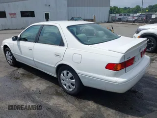 2001 Toyota Camry CE z VIN 4T1BG22KX1U767696, wystawiony jako IAAI lot #42271803 z przebiegiem 130 927 mil mil oraz . Historia ofert i sprzedaży dostępna na DreamBid. Obrazek 3.
