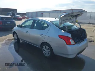 2017 Nissan Versa SV z VIN 3N1CN7AP3HK427702, wystawiony jako IAAI lot #41741711 z przebiegiem 146 889 mil mil oraz . Historia ofert i sprzedaży dostępna na DreamBid. Obrazek 3.