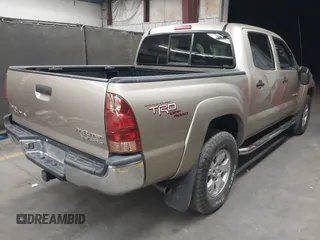 2005 Toyota Tacoma PreRunner z VIN 5TEJU62N65Z094557, wystawiony jako IAAI lot #41990607 z przebiegiem 109 219 mil mil oraz . Historia ofert i sprzedaży dostępna na DreamBid. Obrazek 4.