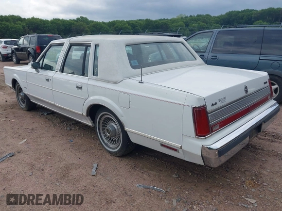 1989 Lincoln Town Car z VIN 1LNBM81F5KY813302, wystawiony jako IAAI lot #42412831 z przebiegiem 76 138 mil mil oraz . Historia ofert i sprzedaży dostępna na DreamBid. Obrazek 3.
