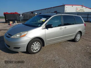 2008 Toyota Sienna CE z VIN 5TDZK23C88S127204, wystawiony jako IAAI lot #42457540 z przebiegiem 302 302 mil mil oraz . Historia ofert i sprzedaży dostępna na DreamBid. Obrazek 2.