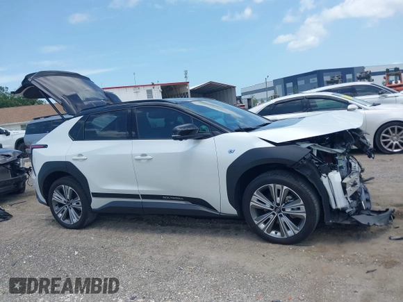 2024 Subaru Solterra Premium z VIN JTMABABA6RA053657, wystawiony jako IAAI lot #42451075 z przebiegiem 13 805 mil mil oraz . Historia ofert i sprzedaży dostępna na DreamBid. Obrazek 14.