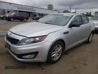 2013 Kia Optima LX z VIN KNAGM4A75D5371375, wystawiony jako Copart lot #57953725 z przebiegiem 152 456 mil mil oraz Szkody całkowita. Historia ofert i sprzedaży dostępna na DreamBid. Obrazek 1.
