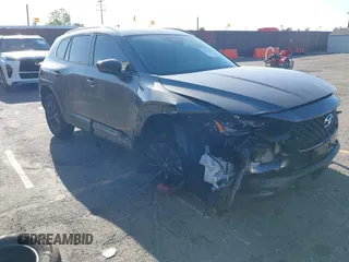 2025 Mazda CX-50 S Premium z VIN 7MMVABDMXSN330164, wystawiony jako IAAI lot #42257895 z przebiegiem Nie podano mil oraz . Historia ofert i sprzedaży dostępna na DreamBid. Obrazek 1.