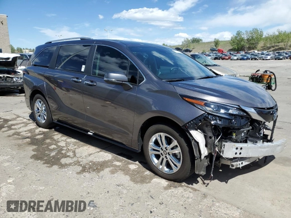 2024 Toyota Sienna Platinum z VIN 5TDESKFC4RS134873, wystawiony jako Copart lot #57152205 z przebiegiem 29 066 mil mil oraz Szkody całkowita. Historia ofert i sprzedaży dostępna na DreamBid. Obrazek 4.