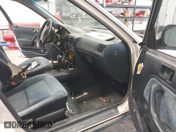 1993 Honda Accord z VIN 1HGCB7648PA190291, wystawiony jako IAAI lot #42425108 z przebiegiem 157 451 mil mil oraz . Historia ofert i sprzedaży dostępna na DreamBid. Obrazek 5.