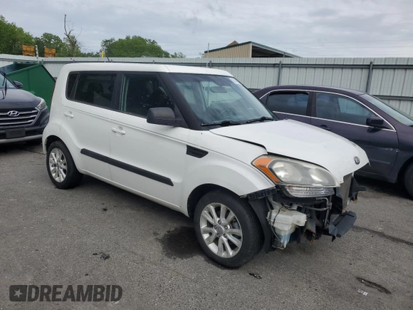 2013 Kia Soul + z VIN KNDJT2A69D7550983, wystawiony jako Copart lot #57416965 z przebiegiem 112 304 mil mil oraz Szkoda całkowita • Salvage title. Historia ofert i sprzedaży dostępna na DreamBid. Obrazek 4.