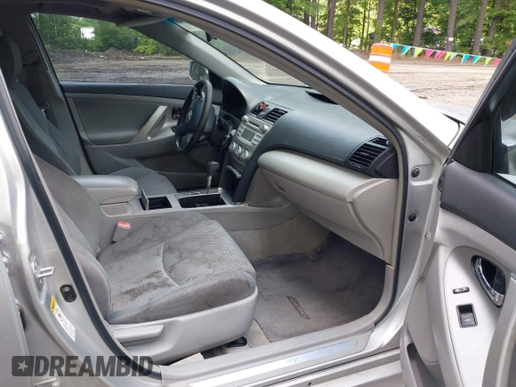2011 Toyota Camry LE z VIN 4T1BF3EK3BU200056, wystawiony jako IAAI lot #42467171 z przebiegiem 242 129 mil mil oraz . Historia ofert i sprzedaży dostępna na DreamBid. Obrazek 5.