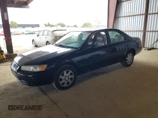 1998 Toyota Camry LE z VIN JT2BF28KXW0141801, wystawiony jako Copart lot #48014915 z przebiegiem 189 656 mil mil oraz Czysty tytuł • Clean title. Historia ofert i sprzedaży dostępna na DreamBid. Obrazek 1.