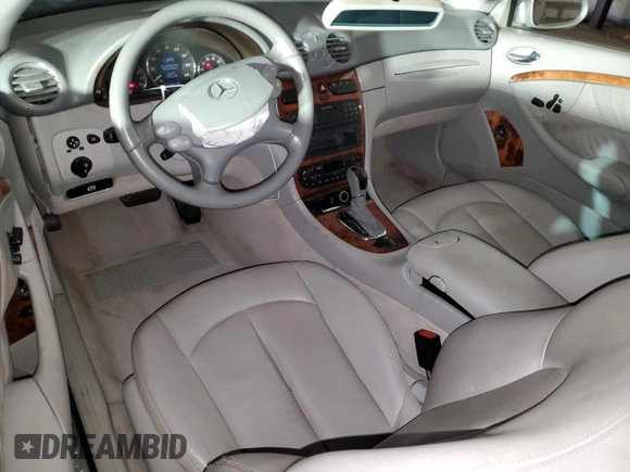 2004 Mercedes-Benz CLK 320 z VIN WDBTK65GX4T024308, wystawiony jako Copart lot #80129914 z przebiegiem 106 827 mil mil oraz Szkody całkowita. Historia ofert i sprzedaży dostępna na DreamBid. Obrazek 8.