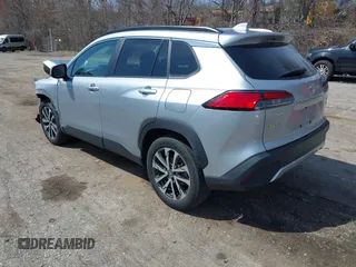 2022 Toyota Corolla Cross XLE z VIN 7MUEAABG1NV020142, wystawiony jako IAAI lot #41925148 z przebiegiem 36 047 mil mil oraz . Historia ofert i sprzedaży dostępna na DreamBid. Obrazek 3.