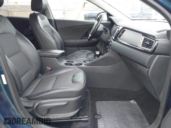 2017 Kia Niro Touring Launch Edition with VIN KNDCC3LC2H5048657, listed as a IAAI auction lot 41736127 with 190,828 mi miles. Bid and sale history available at carsss.com. Image 5.