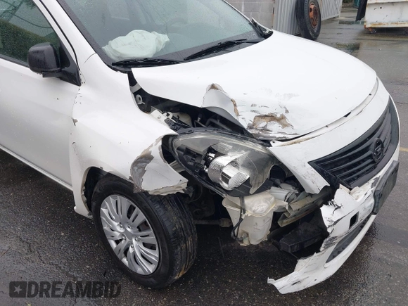 2014 Nissan Versa SV with VIN 3N1CN7AP4EL850102, listed as a IAAI auction lot 41729642 with 181,514 mi miles. Bid and sale history available at carsss.com. Image 6.