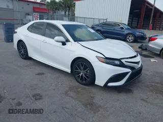 2022 Toyota Camry SE with VIN 4T1T11AK7NU668664, listed as a IAAI auction lot 41861383 with 7,843 mi miles. Bid and sale history available at carsss.com. Image 1.