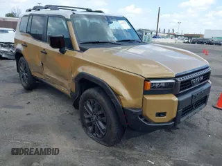 2025 Toyota Land Cruiser 1958 Edition z VIN JTEABFAJ8SK024963, wystawiony jako IAAI lot #41913954 z przebiegiem 3272 mil mil oraz . Historia ofert i sprzedaży dostępna na DreamBid. Obrazek 1.