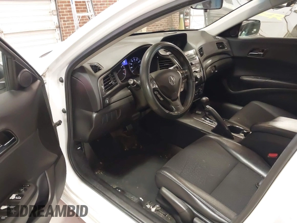 2013 Acura ILX with VIN 19VDE1F33DE019044, listed as a IAAI auction lot 41601790 with 271,575 mi miles. Bid and sale history available at carsss.com. Image 5.