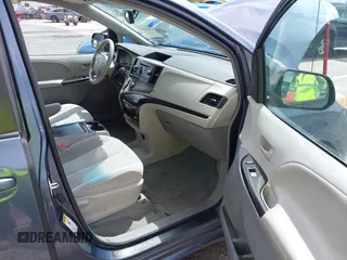 2013 Toyota Sienna LE AAS z VIN 5TDKK3DC5DS378455, wystawiony jako IAAI lot #42236993 z przebiegiem 115 760 mil mil oraz . Historia ofert i sprzedaży dostępna na DreamBid. Obrazek 5.