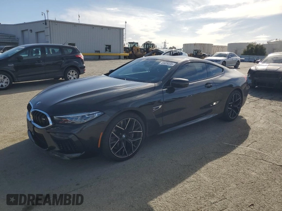 2020 BMW M8 z VIN WBSAE0C00LCD49661, wystawiony jako Copart lot #49926535 z przebiegiem 33 098 mil mil oraz Szkoda całkowita • Salvage title. Historia ofert i sprzedaży dostępna na DreamBid. Obrazek 1.