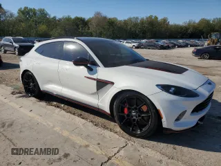 2021 Aston Martin DBX z VIN SCFVUJAW8MTV02134, wystawiony jako Copart lot #72456004 z przebiegiem Nie podano mil oraz Szkody całkowita. Historia ofert i sprzedaży dostępna na DreamBid. Obrazek 4.
