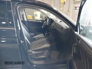 2022 Volkswagen Tiguan SE z VIN 3VV2B7AX6NM073743, wystawiony jako IAAI lot #39948815 z przebiegiem 56 368 mil mil oraz . Historia ofert i sprzedaży dostępna na DreamBid. Obrazek 5.