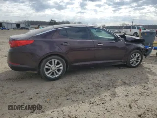 2013 Kia Optima LX z VIN 5XXGM4A7XDG129700, wystawiony jako Copart lot #47581035 z przebiegiem 121 247 mil mil oraz Szkody całkowita. Historia ofert i sprzedaży dostępna na DreamBid. Obrazek 3.