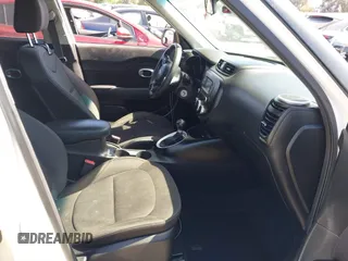 2016 Kia Soul z VIN KNDJN2A27G7324713, wystawiony jako IAAI lot #42394773 z przebiegiem 165 083 mil mil oraz . Historia ofert i sprzedaży dostępna na DreamBid. Obrazek 5.