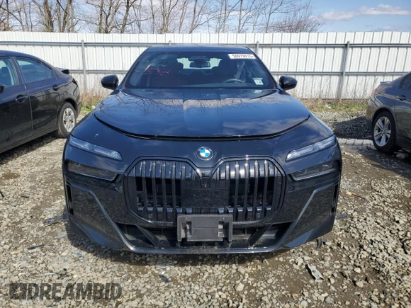 2023 BMW 7 Series 760i xDrive z VIN WBA33EJ02PCM26276, wystawiony jako Copart lot #50979415 z przebiegiem 25 648 mil mil oraz Szkoda całkowita • Salvage title. Historia ofert i sprzedaży dostępna na DreamBid. Obrazek 5.