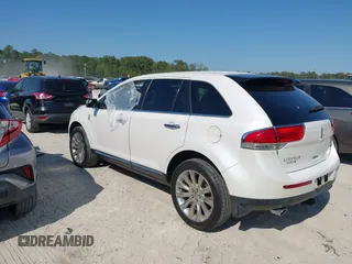 2011 Lincoln MKX z VIN 2LMDJ8JK6BBJ24627, wystawiony jako IAAI lot #42017535 z przebiegiem 98 338 mil mil oraz . Historia ofert i sprzedaży dostępna na DreamBid. Obrazek 3.