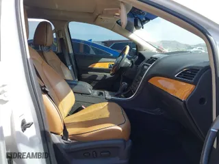 2011 Lincoln MKX with VIN 2LMDJ8JK5BBJ18060, listed as a IAAI auction lot 41932535 with 136,717 mi miles. Bid and sale history available at carsss.com. Image 5.