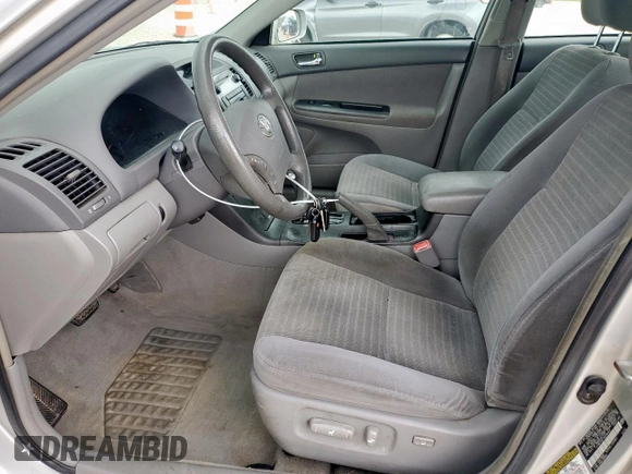 2006 Toyota Camry STD z VIN 4T1BE32K76U689932, wystawiony jako Copart lot #59475865 z przebiegiem 328 346 mil mil oraz Szkoda całkowita • Salvage title. Historia ofert i sprzedaży dostępna na DreamBid. Obrazek 7.