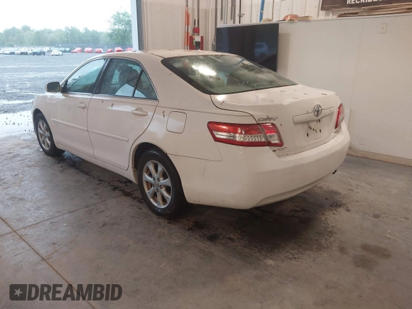 2011 Toyota Camry LE z VIN 4T4BF3EK4BR174346, wystawiony jako IAAI lot #42203606 z przebiegiem 68 428 mil mil oraz . Historia ofert i sprzedaży dostępna na DreamBid. Obrazek 3.