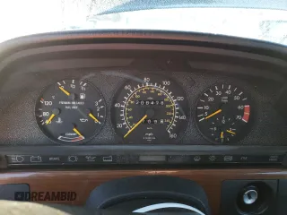 1990 Mercedes-Benz 420 Series 420SEL with VIN WDBCA35EXLA527718, listed as a Copart auction lot 82135544 with 208,478 mi miles and Non Repairable. Bid and sale history available at carsss.com. Image 9.