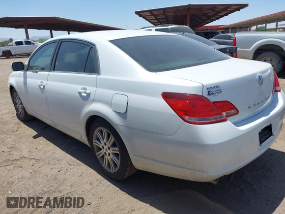 2005 Toyota Avalon XL z VIN 4T1BK36BX5U025674, wystawiony jako IAAI lot #42283773 z przebiegiem 169 604 mil mil oraz . Historia ofert i sprzedaży dostępna na DreamBid. Obrazek 3.