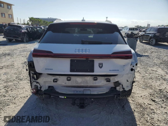 2022 Audi e-tron Premium z VIN WA1AAAGE0NB023860, wystawiony jako Copart lot #57395415 z przebiegiem 52 335 mil mil oraz Nie do naprawy. Historia ofert i sprzedaży dostępna na DreamBid. Obrazek 6.