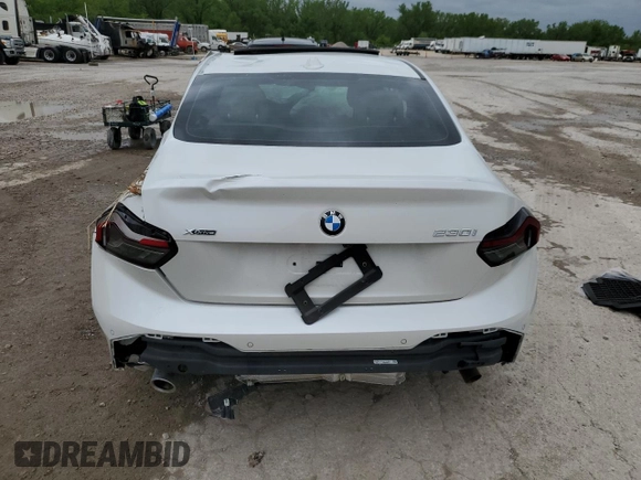 2023 BMW 2 Series 230i xDrive z VIN 3MW33CM02P8D50632, wystawiony jako Copart lot #52751724 z przebiegiem Nie podano mil oraz Szkoda całkowita • Salvage title. Historia ofert i sprzedaży dostępna na DreamBid. Obrazek 6.